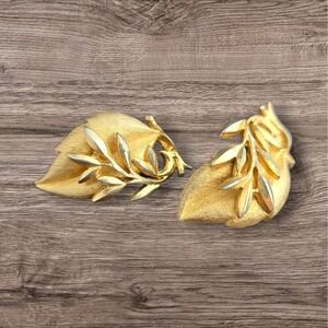 Vintage Sarah Coventry Gold Tone Leaf Clip On Earrings Signed‎ Midcentury